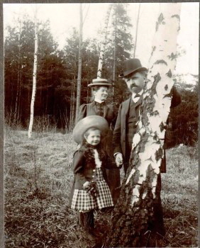 Peter Gast 1908 in Annaberg mit Frau Luise und Tochter Carina-001 (Andere) Peter Gast 1908 in Annaberg mit Frau Luise und Tochter Carina-001 (Andere)