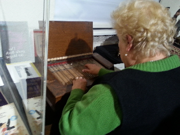 Oma am Kinderharmonium Oma am Kinderharmonium